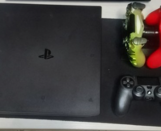 Playstation 4 Pro 1Tb versione UK, tre controller.