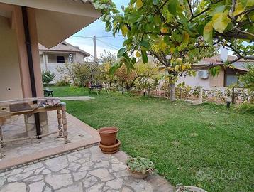 Località buda - villa con giardino