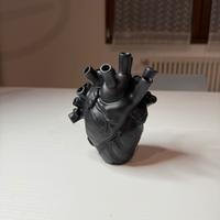Vaso o arredo originale a forma di cuore anatomico