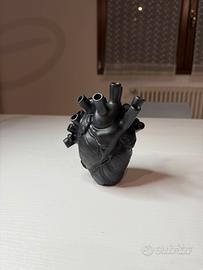 Vaso o arredo originale a forma di cuore anatomico