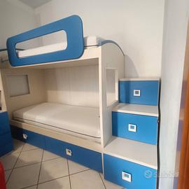 Letto a castello con scala a contenitore