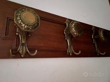 Appendiabiti vintage in legno e ottone