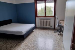 Camera singola ad uso matrimoniale ampia e riserva