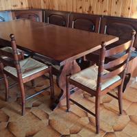 tavolo, panca angolare, 3 sedie e libreria