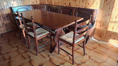 tavolo, panca angolare, 3 sedie e libreria