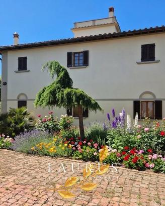 Villa di 500 m² con più di 5 locali a Castelfioren