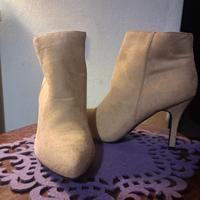 Stivaletti beige scamosciati