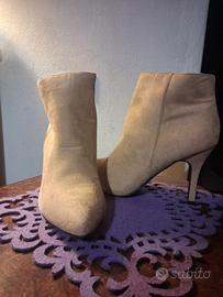 Stivaletti beige scamosciati