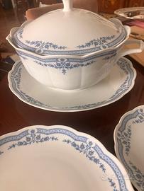 Servizio di piatti in porcellana bianca decorata