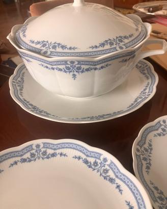 Servizio di piatti in porcellana bianca decorata