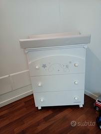 lettino con sponde e fasciatoio cassettiera