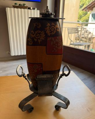 Lampada ad olio con supporto in ferro battuto