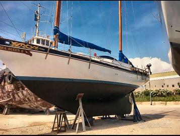 Imbarcazione a vela e motore