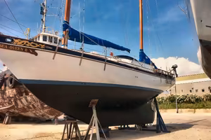 Imbarcazione a vela e motore