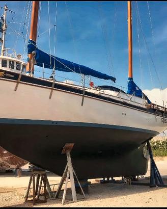 Imbarcazione a vela e motore