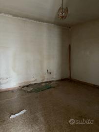 Casa singola con giardino da restaurare