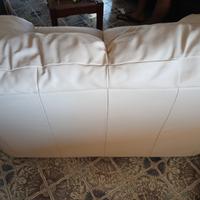 divano in pelle bianca 