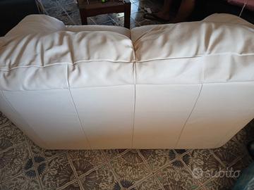 divano in pelle bianca 