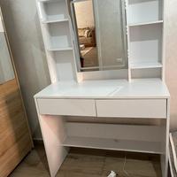 Scrivania ragazza con specchio