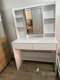 Scrivania ragazza con specchio