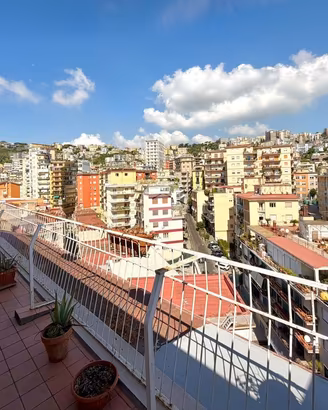 4 LOCALI A NAPOLI