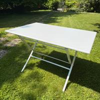 Tavolo da esterno ripiegabile in metallo