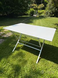 Tavolo da esterno ripiegabile in metallo