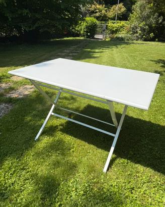 Tavolo da esterno ripiegabile in metallo