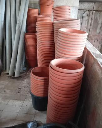 vasi di plastica di varie misure per vivaistica