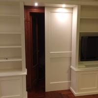 Parete con porta scorrevole e librerie