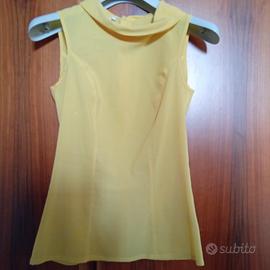 camicia abbottonata dietro