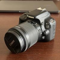 Macchina fotografica Canon EOS-100D con obbiettivo
