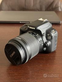 Macchina fotografica Canon EOS-100D con obbiettivo