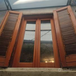 Finestre più persiane in legno