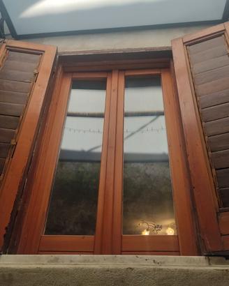 Finestre più persiane in legno