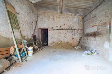 Deposito con ingresso carrabile