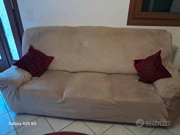 divano e tavolo rotondo con vetro  4 sedie  estern