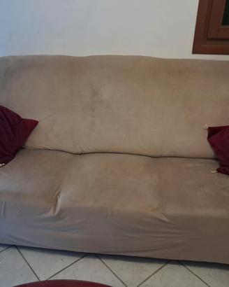 divano e tavolo rotondo con vetro  4 sedie  estern