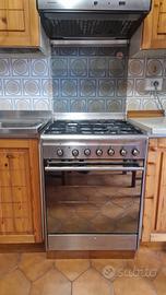 Cucina a gas con forno Smeg in acciaio inox. 