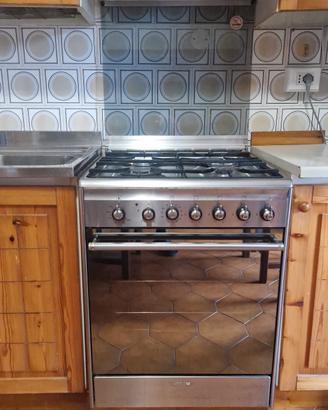 Cucina a gas con forno Smeg in acciaio inox. 