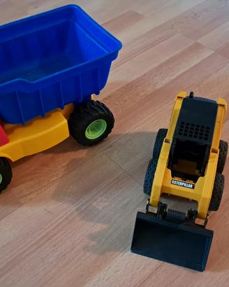 Camion in plastica e escavatore CAT