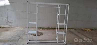 scaffale con appendiabiti abiti e mensole
