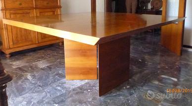 Tavolo quadrato in legno da soggiorno