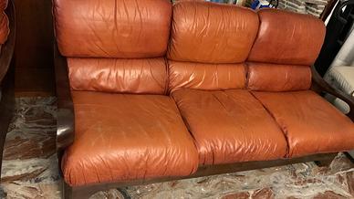 Divano in pelle e due poltrone