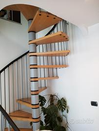 scala interna in legno naturale con ringhiera