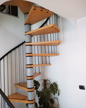 scala interna in legno naturale con ringhiera