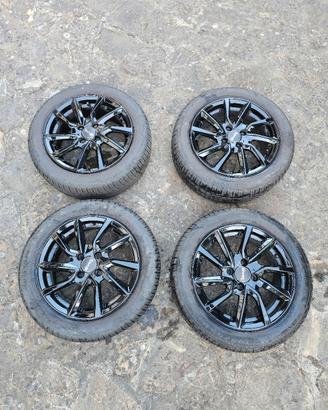 Cerchi 15" 4x100 Avus neri gommati Pirelli 