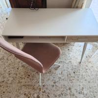 Scrivania con sedia di ufficio