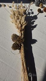 Mazzo decorativo con pigne e “Lagurus ovatus”