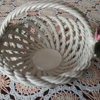 Cestino in porcellana con fiori alle estremità